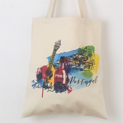 Saco de tecido creme com alças e ilustração colorida de guitarra, garrafa de vinho, uvas e paisagem, com texto Portugal.