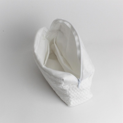 Necessaire branca texturizada aberta, vista interior e exterior