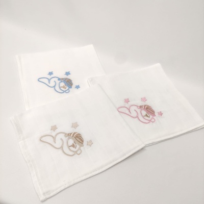 Três paninhos brancos bordados com hipopótamos e estrelas em azul, castanho e rosa.