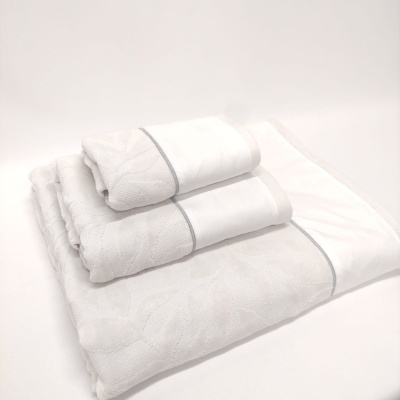 Conjunto de três toalhas brancas com padrão floral e barra com linha cinzenta