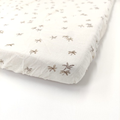 Lençol de berço branco com padrão de insetos castanhos bordados