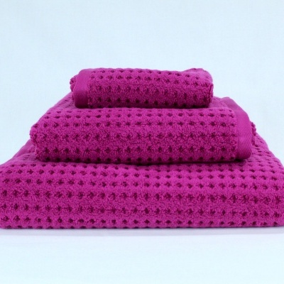 Conjunto de três toalhas de banho rosa-choque com textura tipo colmeia