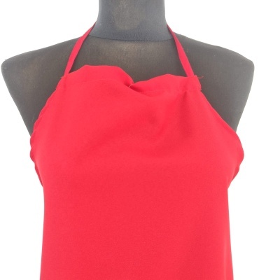 top vermelho de mulher com alças finas ao pescoço em manequim preto