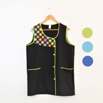 Colete preto com botão verde e detalhe floral colorido pendurado em cabide de madeira