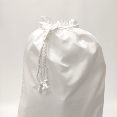 Saco branco de tecido com fecho de cordão