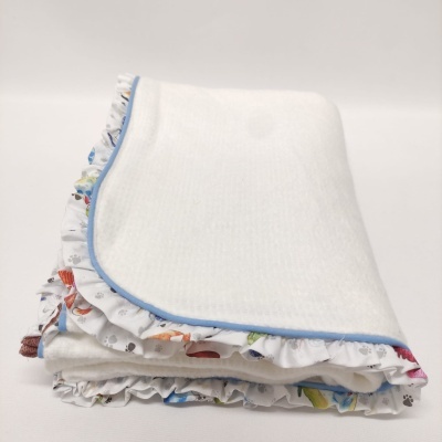 Manta de bebé branca com folhos estampados e borda azul