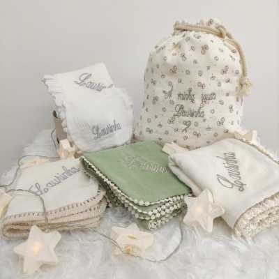 Produtos têxteis bordados com o nome Lavinia e saco com cordão e padrão de pequenos desenhos