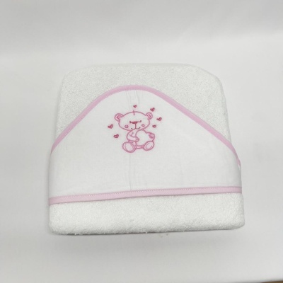 Toalha de bebé branca com bordado rosa de urso e detalhes rosa na borda