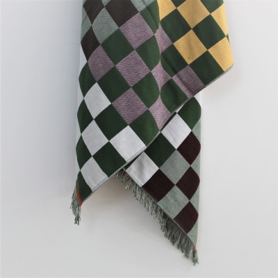 Lenços xadrez pendurados com franjas nas bordas