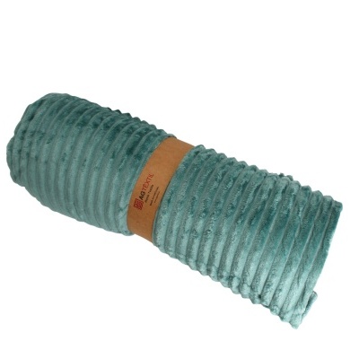 Manta verde-azulada texturada enrolada com faixa castanha de papel