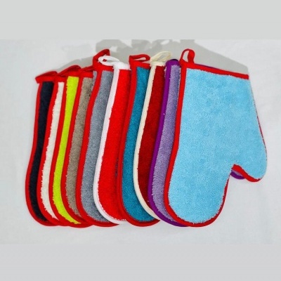 Luvas de forno coloridas em tecido felpudo com bordas vermelhas, empilhadas sobre fundo branco