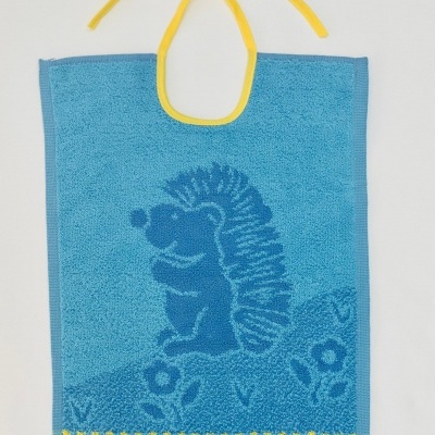 Babete azul com padrão de ouriço e cordões amarelos