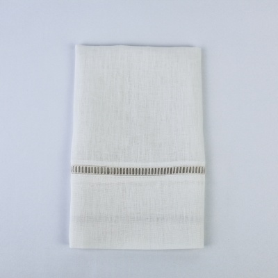 Guardanapo de tecido branco com faixa decorativa horizontal