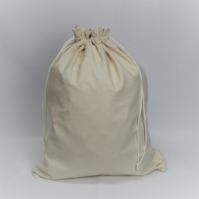 Saco de tecido cru com cordão de fecho sobre superfície branca