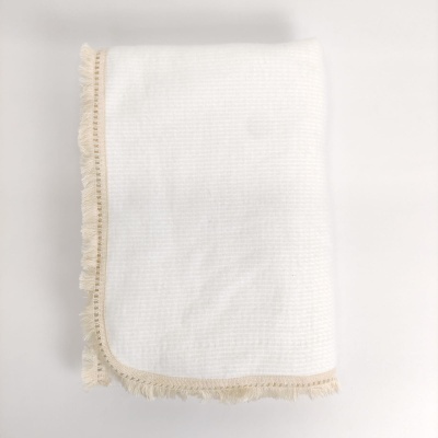 Toalha branca texturizada com franjas bege