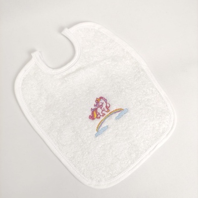 Babete branco com bordado de unicórnio e arco-íris.