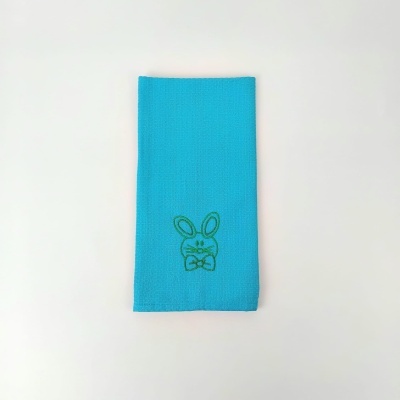 Pano de cozinha azul claro com bordado de rosto de coelho verde