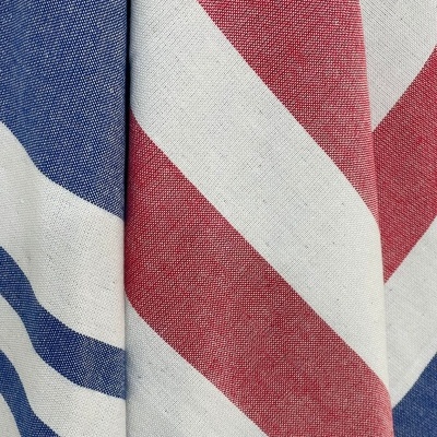 Tecidos com padrão de riscas largas diagonais em azul, vermelho e branco, textura de algodão ou linho