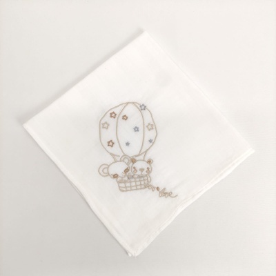 Pano de bebé branco com bordado de balão e ursos em tons suaves