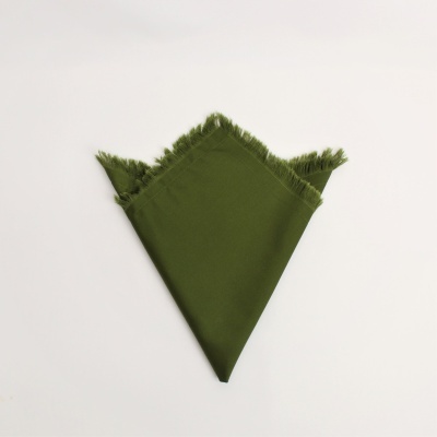 Lenço verde escuro com franjas nas bordas