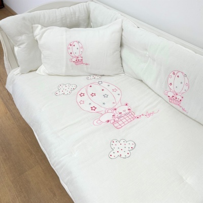 Colchão e almofadas de cama de bebés brancos com bordados de balão de ar quente, coelho e nuvens