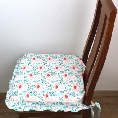 almofada floral para cadeira de madeira escura