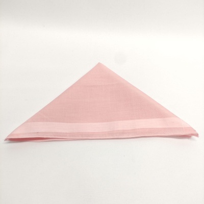 Guardanapo rosa claro dobrado em triângulo sobre fundo branco