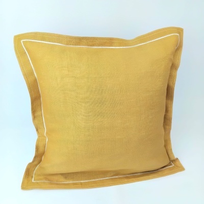 Almofada quadrada amarela com bordado branco na borda