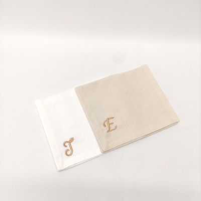 Dois lenços de bolso branco e bege com letras iniciais bordadas