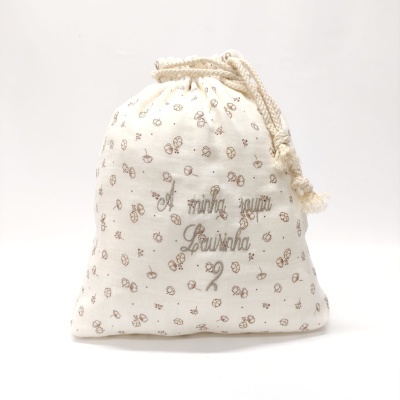 Saco de pano branco com flores castanhas e texto bordado a castanho