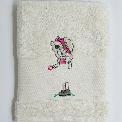 Toalha branca com bordado de menina a soprar bolha de sabão