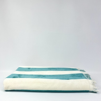 Toalha com riscas azul e branca dobrada numa superfície branca