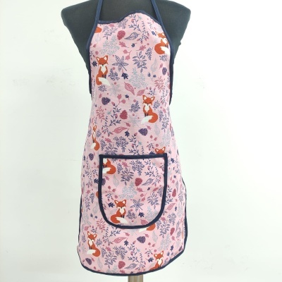 Avental rosa com padrão de raposas e flores em manequim