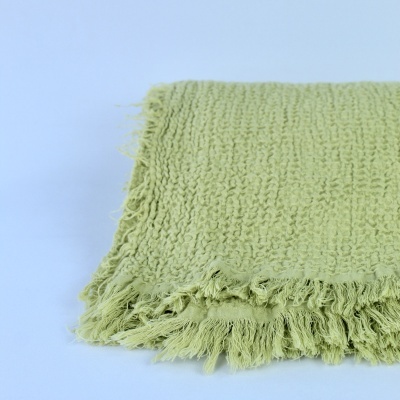 Toalha verde clara felpuda com franjas nas bordas