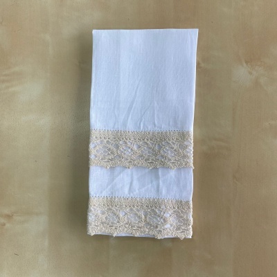 toalha branca com bordado rendilhado bege em fundo bege