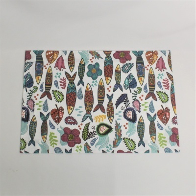 Guardanapo tecido padrão peixes coloridos e flores em fundo branco