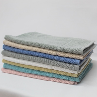 Conjunto de seis toalhas em tons suaves empilhadas