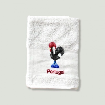 Toalha branca com bordado de galo colorido e texto Portugal