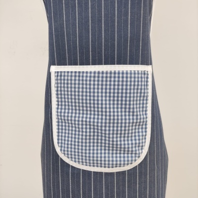 Avental azul escuro com riscas brancas e bolso xadrez azul e branco