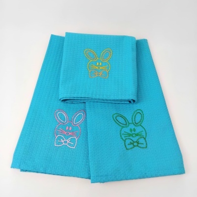 Conjunto de três panos de cozinha azuis turquesa com bordados de coelho coloridos