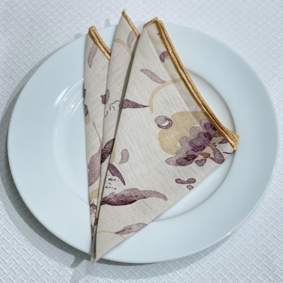 Guardanapo floral sobre prato branco