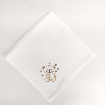 Manta branca com bordado de ursinho e corações.