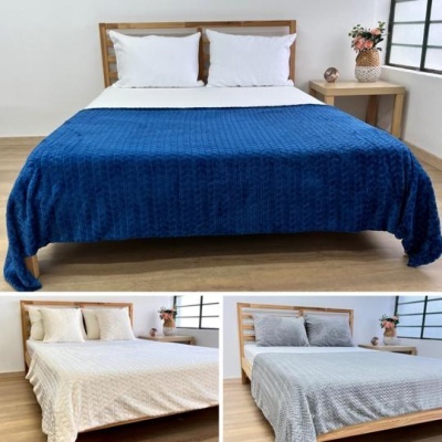 Três camas de madeira com mantas azul, creme e cinzenta num quarto minimalista