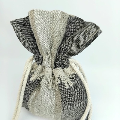 Saco de tecido cinza e bege com cordões brancos