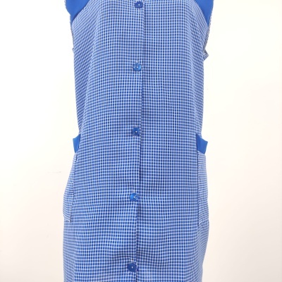 Vestido avental xadrez azul e branco com botões azuis e bolsos laterais azuis