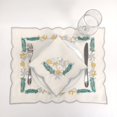 Conjunto de jogo americano e guardanapo branco bordado festivo com talheres e copo