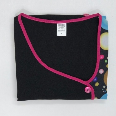 Camisola preta com borda rosa e padrão colorido lateral