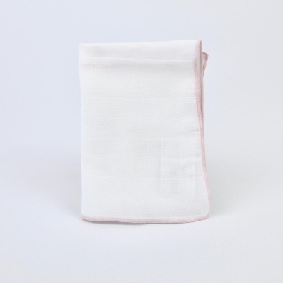 Pano branco com borda rosa clara em fundo branco