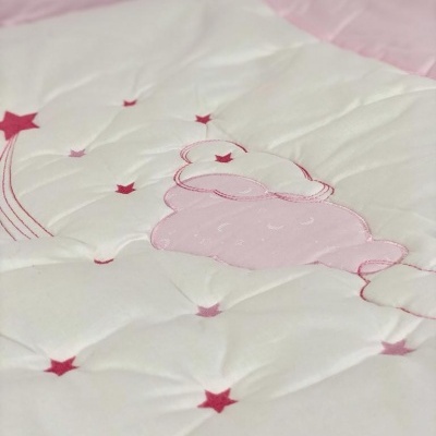 Colcha de criança branca e rosa com estrelas vermelhas e nuvem rosa
