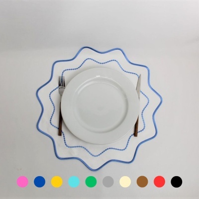 jogo de pratos brancos e talheres com cabos em madeira